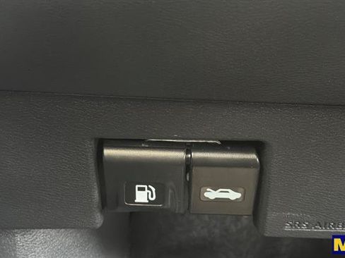 Used 2025 Nissan Versa SV FWD image 33
