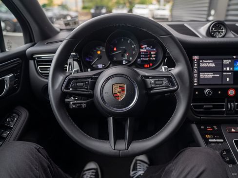 Certified 2025 Porsche Macan image 7