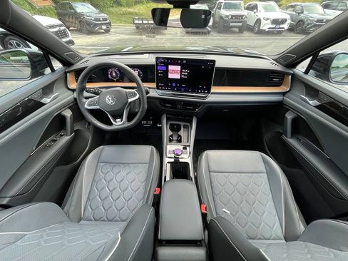 Certified 2025 Volkswagen Tiguan SEL R-Line AWD/4WD image 14