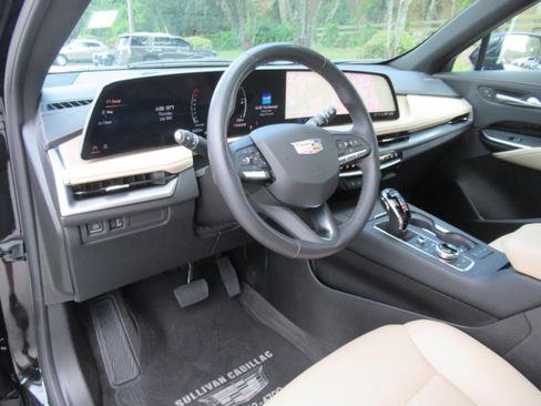 Certified 2024 Cadillac XT4 Luxury w/ Cold Weather Package FWD image 19