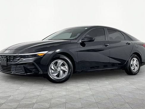 Used 2026 Hyundai Elantra SE FWD image 1