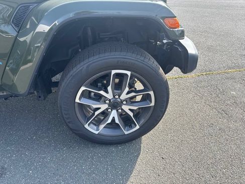 Used 2024 Jeep Wrangler Unlimited w/ Convenience Group AWD/4WD image 9