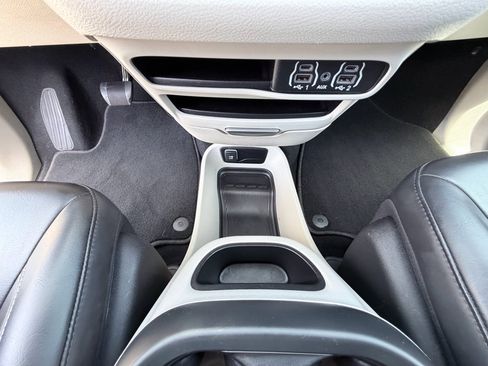 Used 2023 Chrysler Pacifica Touring-L image 18