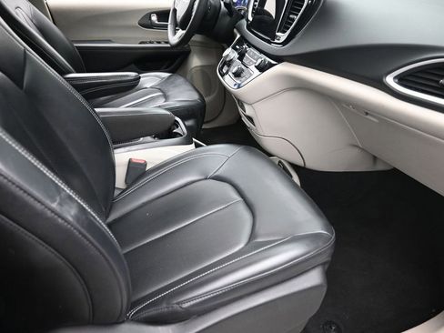 Used 2023 Chrysler Pacifica Touring-L FWD image 7