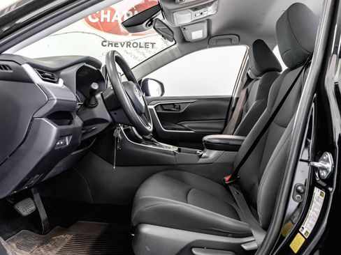 Used 2021 Toyota RAV4 LE FWD image 8