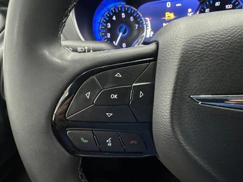 Used 2025 Chrysler Pacifica Limited FWD image 11