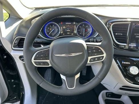 Used 2024 Chrysler Pacifica Touring-L image 18