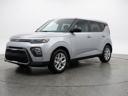 Used 2025 Kia Soul LX w/ LX Technology Package image 3