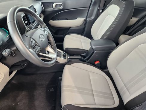 Used 2025 Hyundai Venue SEL FWD image 13