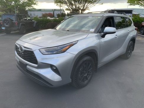 Used 2022 Toyota Highlander LE image 1