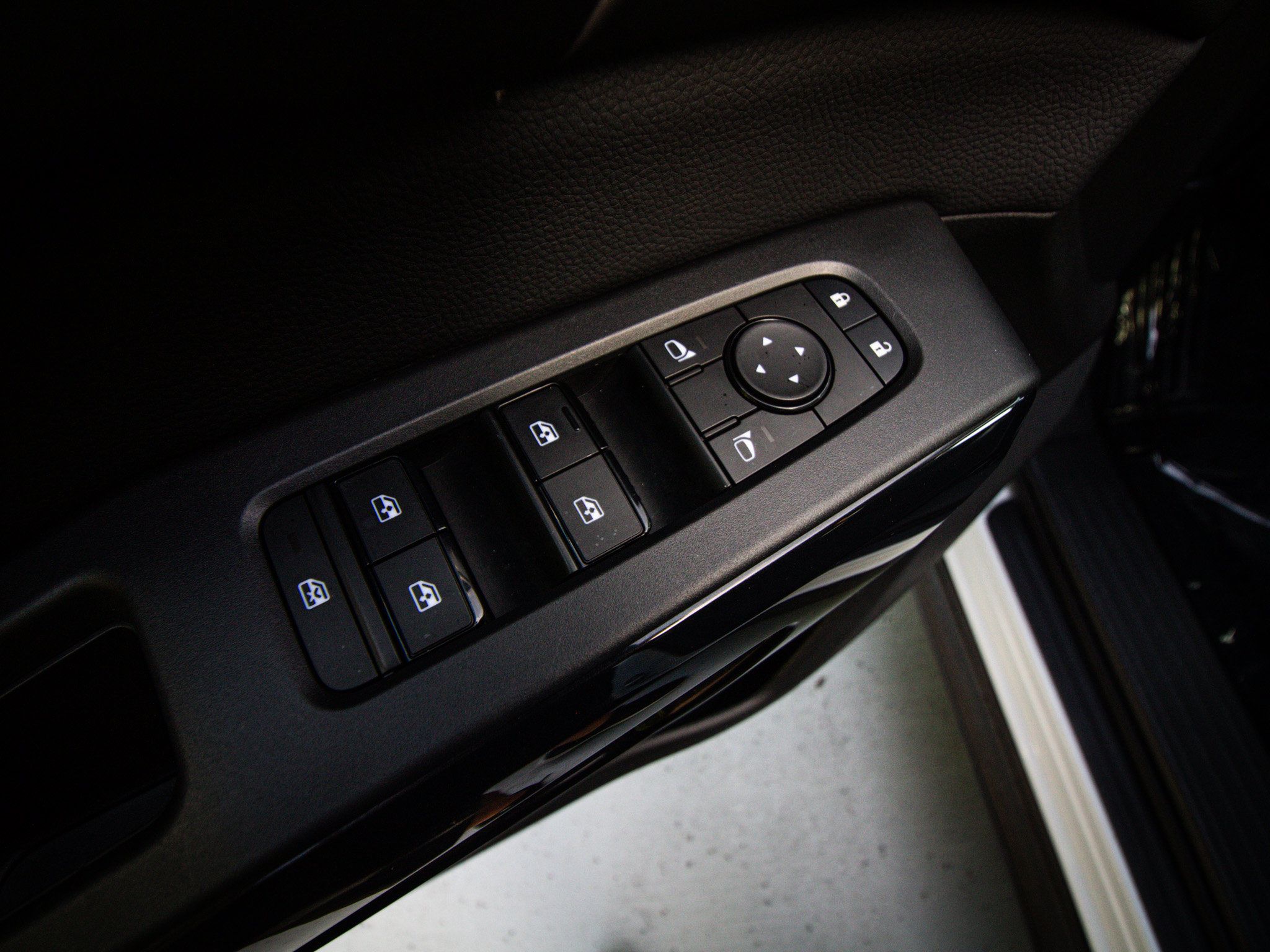 Used 2025 Nissan Pathfinder SV AWD/4WD image 15