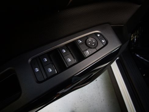 Used 2025 Nissan Pathfinder SV AWD/4WD image 15