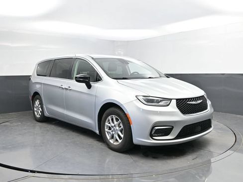 Used 2024 Chrysler Pacifica Touring-L FWD image 6