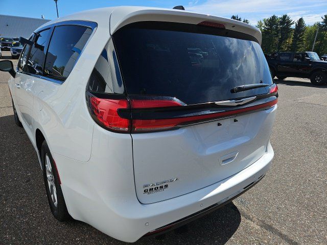 Used 2025 Chrysler Pacifica Select FWD image 12