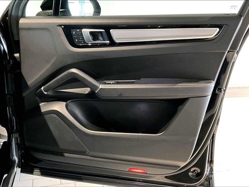 Used 2023 Porsche Cayenne Platinum Edition image 27