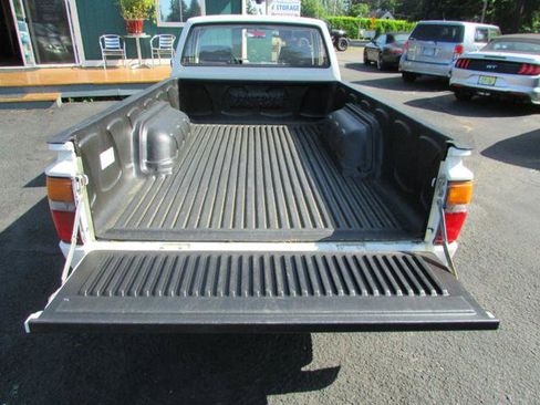 Used 1986 Toyota Pickup 2WD Regular Cab Long Bed image 6