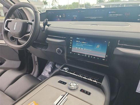 New 2026 Lincoln Navigator Premiere AWD/4WD image 26