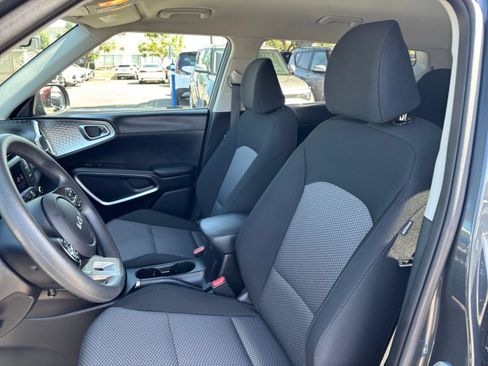 Used 2025 Kia Soul LX w/ LX Technology Package FWD image 36