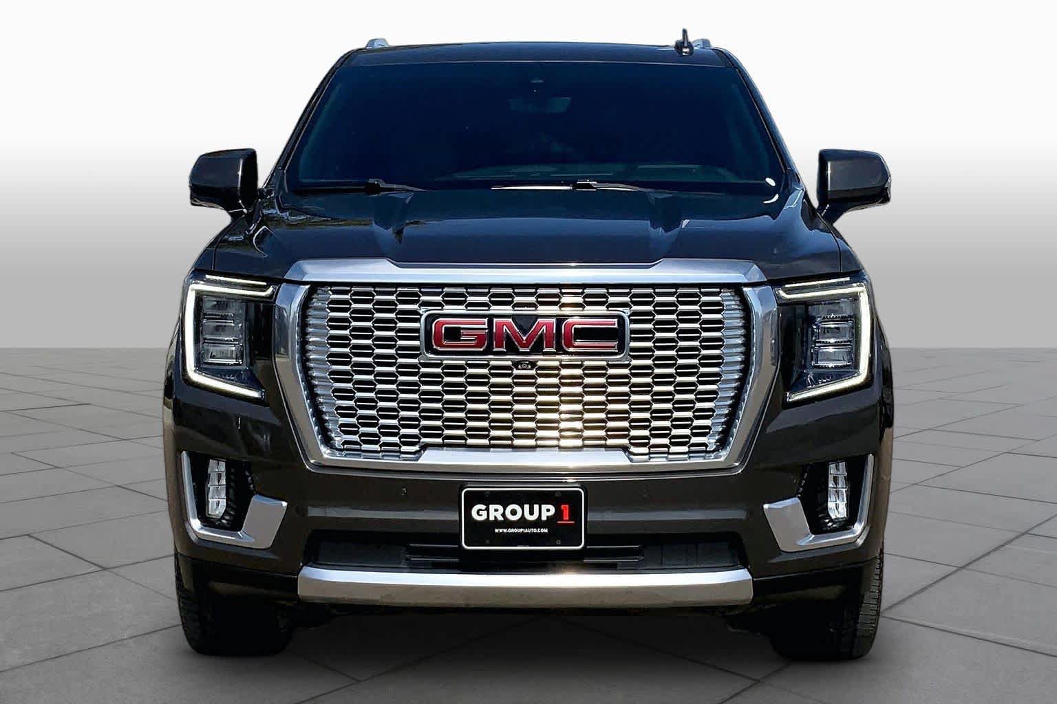 Used 2021 GMC Yukon Denali w/ Denali Premium Package AWD/4WD image 3
