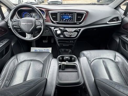 Used 2020 Chrysler Pacifica Touring-L image 14