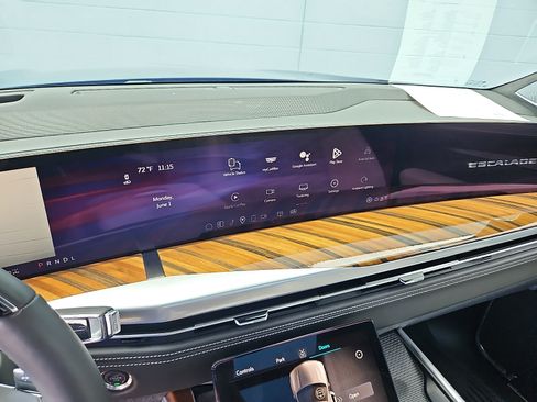 Certified 2025 Cadillac Escalade Sport Platinum w/ LPO, Floor Liner Package AWD/4WD image 14