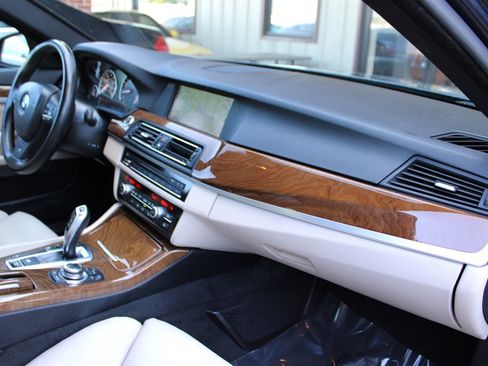 Used 2011 BMW 550i Sedan image 17