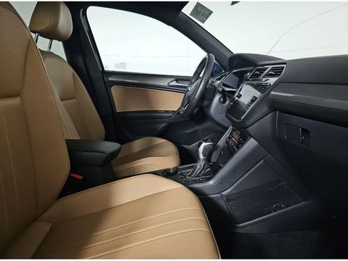 Used 2022 Volkswagen Tiguan SE image 16