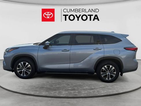 Used 2023 Toyota Highlander XLE FWD image 2