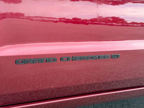 Used 2022 Jeep Grand Cherokee Laredo X RWD image 11