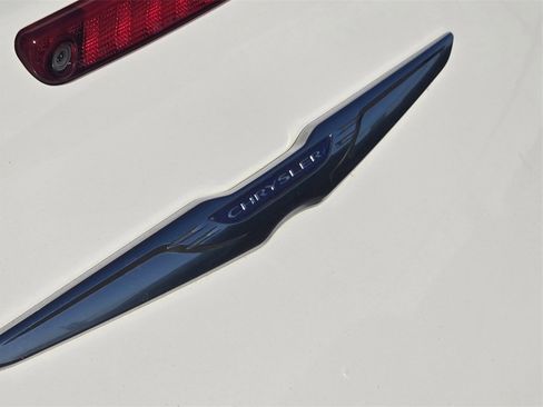 Used 2018 Chrysler 300 Limited image 9