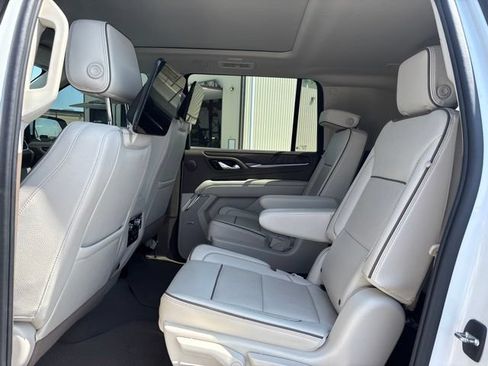 Used 2023 GMC Yukon XL Denali w/ Advanced Technology Package AWD/4WD image 17