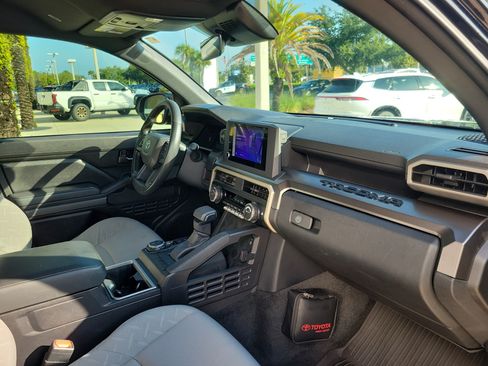 Certified 2025 Toyota Tacoma SR5 AWD/4WD image 34