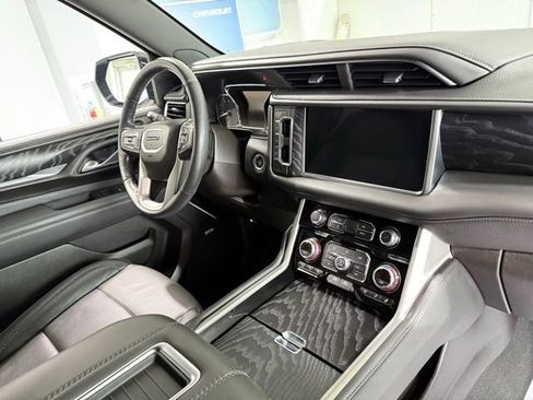 Used 2021 GMC Yukon Denali w/ Denali Premium Package image 28