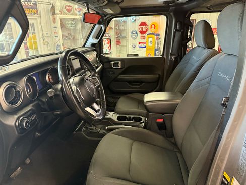 Used 2020 Jeep Wrangler Unlimited Sahara image 12