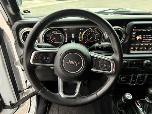 Used 2018 Jeep Wrangler Unlimited Sahara AWD/4WD image 15