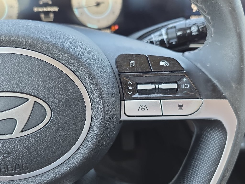 Used 2024 Hyundai Elantra Limited FWD image 17