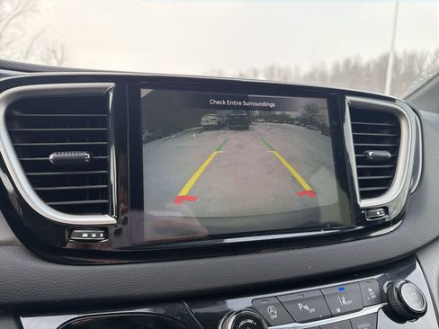 Used 2026 Chrysler Pacifica Select image 10