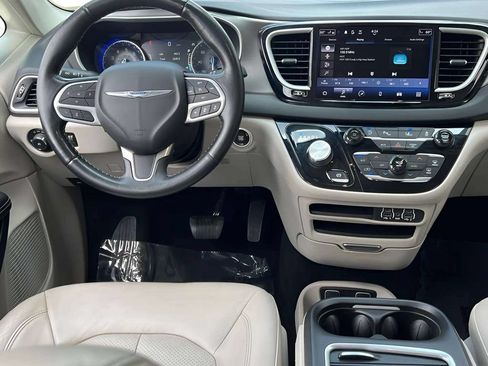 Used 2021 Chrysler Pacifica Touring-L FWD image 7