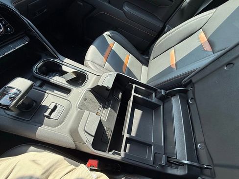 Used 2025 GMC Sierra 1500 AT4 w/ Technology Package AWD/4WD image 39