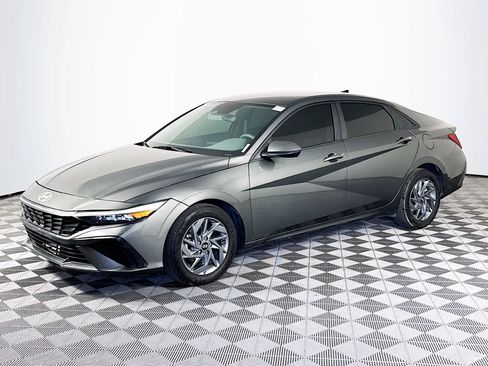 Used 2024 Hyundai Elantra SEL FWD image 4