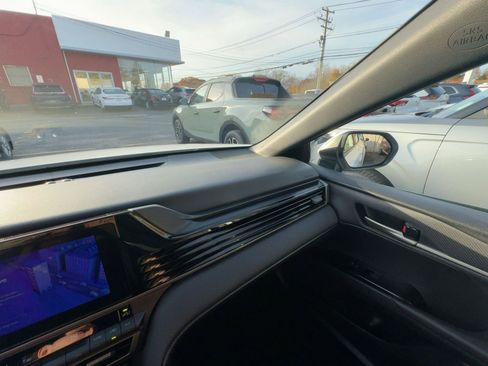 Used 2025 Toyota Camry SE image 3