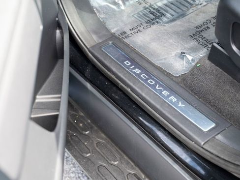 Certified 2024 Land Rover Discovery S image 17