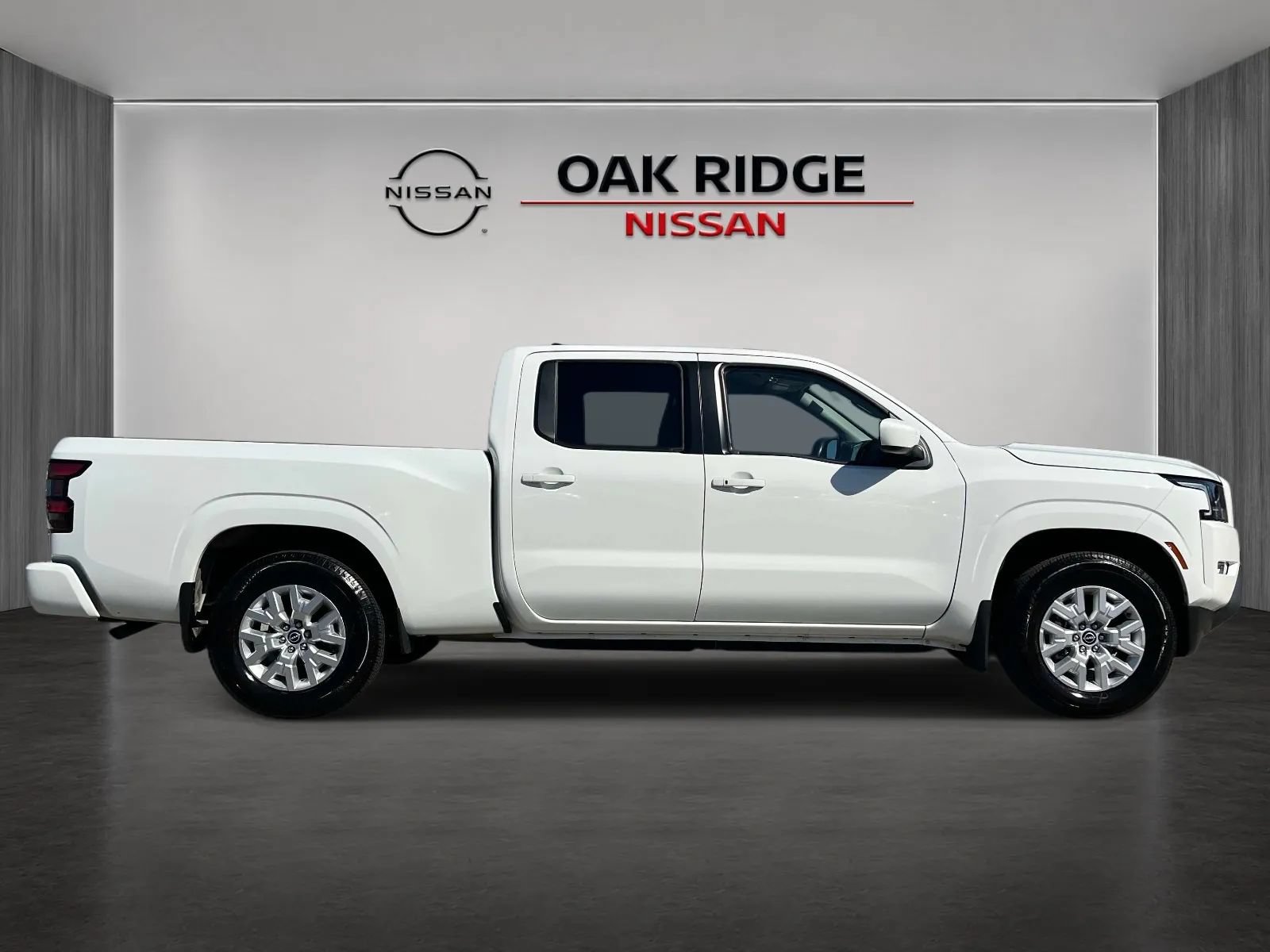 Used 2024 Nissan Frontier SV RWD image 2