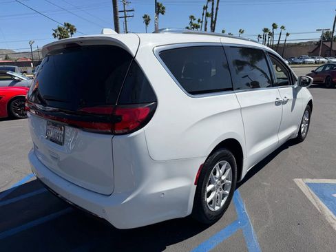 Used 2021 Chrysler Pacifica Touring-L w/ Premium & Safety Sphere Group image 8