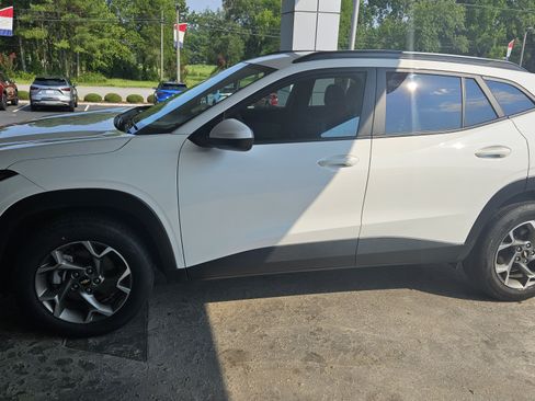 Used 2025 Chevrolet Trax LT FWD image 1