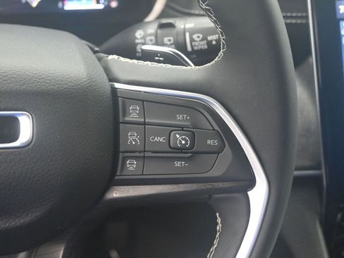 Used 2025 Jeep Grand Cherokee Limited image 14