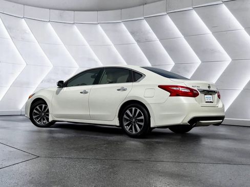 Used 2017 Nissan Altima 2.5 SL w/ Moonroof Package image 6