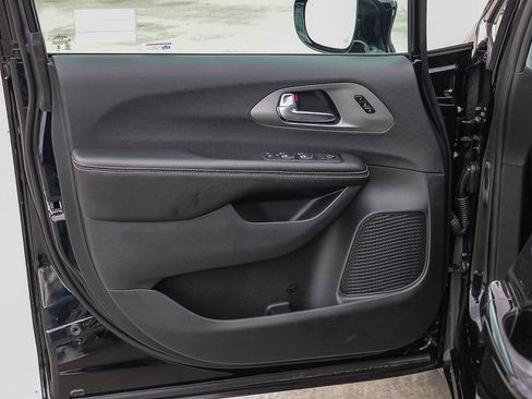 New 2027 Chrysler Pacifica Select FWD image 23