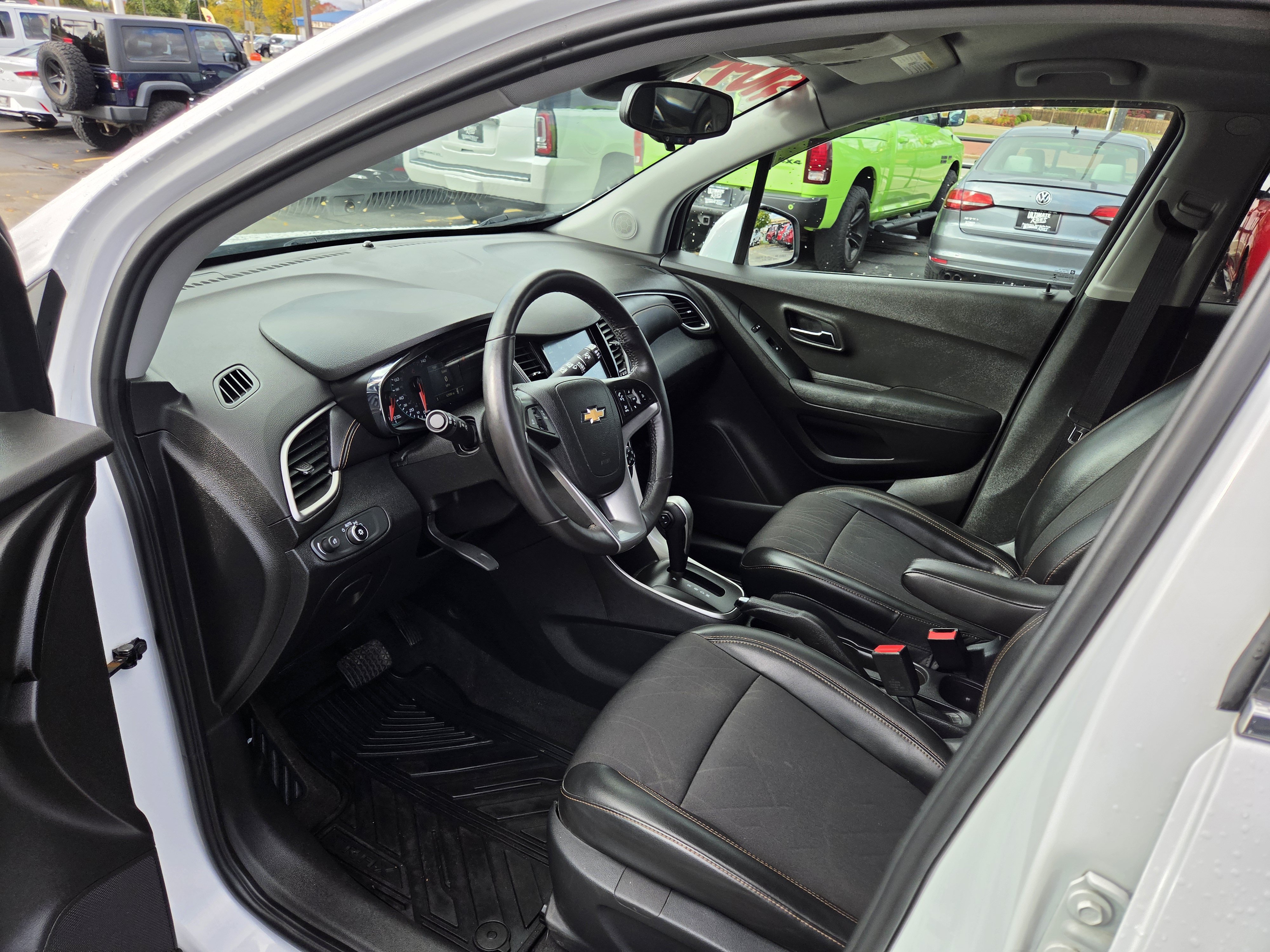 Used 2017 Chevrolet Trax LT w/ LT Convenience Package FWD image 4