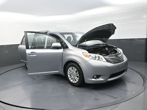 Used 2015 Toyota Sienna XLE w/ XLE Navigation Package image 29